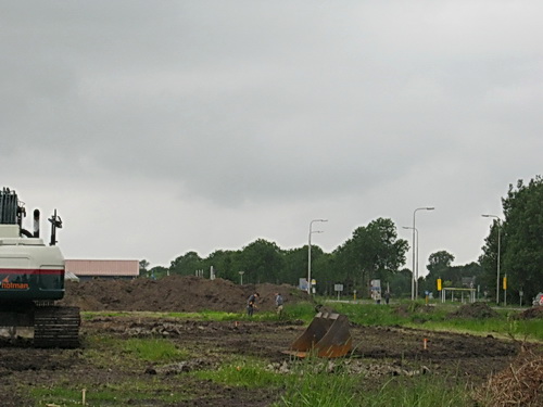 's Avonds zijn er nog steeds mensen actief op het afgegraven Van der Veenterrein... Alleen, ze dragen geen hesjes!