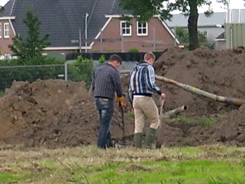 Aha, ik zie het al! Avondlijke gelukzoekers met metaaldetectoren! Al iets gevonden, mannen?