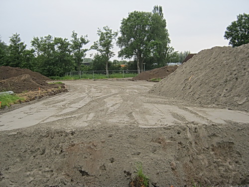 Op het vroegere weidegebied van Sip van der Veen is het nieuwe tracé van een forse zandlaag voorzien. En er komt nog meer bij, getuige de zandbult rechts....