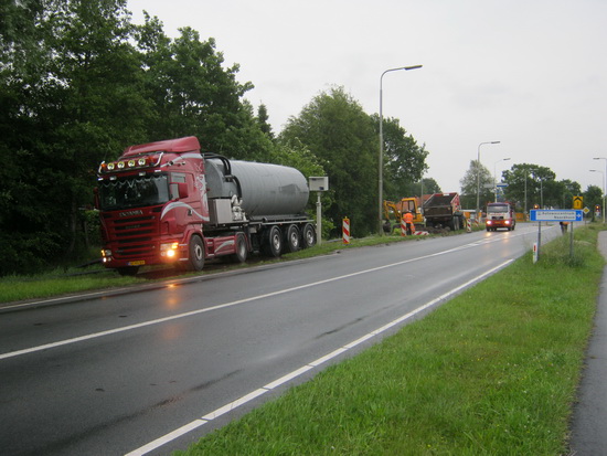 Aan de stille kant van de N355, achter de Langestraathuizen van o.a. Lammert Drijfhout, is ook een boorgat met modderproductie ontwikkeld. De werkzaamheden in de voortdurende regen gaan zelfs door tot de duisternis van de donderdagavond....