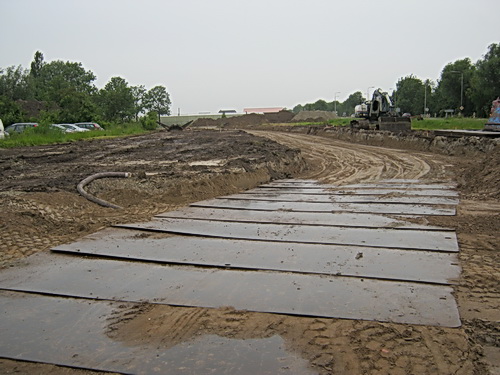 Het terrein van de verdwenen garage (+ woonhuis) Boersma, later Freddy van der Veen. Natte rijplaten en een nieuwe weg in ontwikkeling.