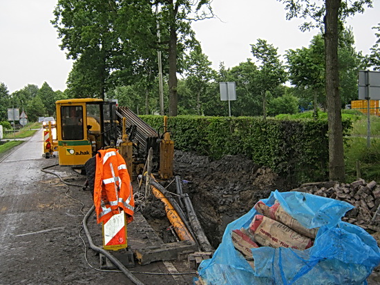 Aan de parallelweg tegenover de familie Wieringa is ook nog activiteit op de donderdagavond, en het is er glibberig en smal.... Zo te zien gaan er drie zwarte slangen en 1 gele buis de grond in..... Hoe? Waarvoor?