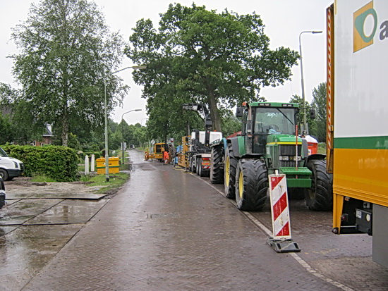 Zo is de situatie donderdagavond aan de noordwestkant van de parallelweg. Nat, glibberig, maar toegankelijk...