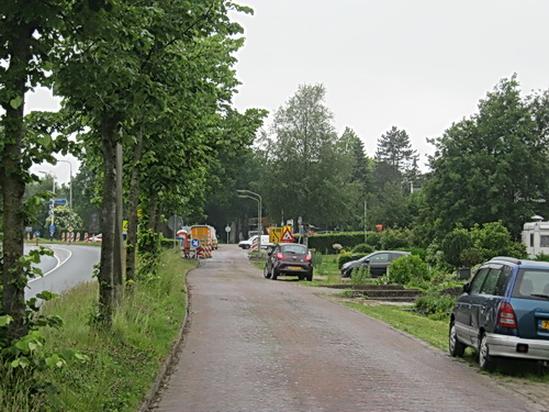 Kijk eens, de parallelweg (hier van zuid naar noord) is aan de bomenkant leeg... Werkzaamheden afgerond? Of weekeinde en vanaf maandag weer volop drukte?