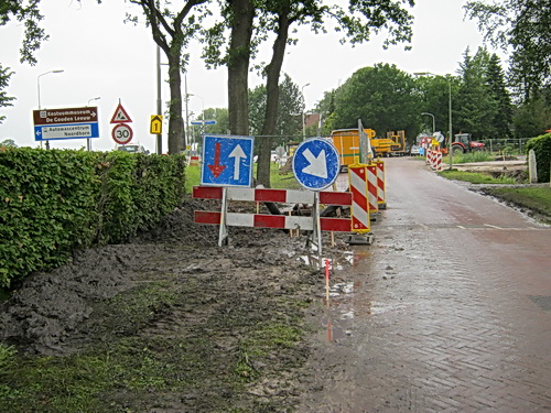 Het boorgat aan de parallelweg is afgezet, voorzien van borden, rechts passeren a.u.b. Tja....