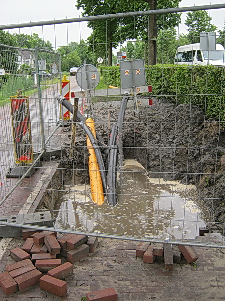 Gat bekeken vanaf de noordkant, de uiteinden van de zwarte slangen en gele buis zijn herkenbaar. Hoe ze die de grond in hebben gekregen....