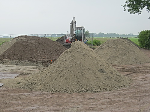 Op de sloopkavels van Langestraat 11 en 9 liggen bulten zand in afwachting van......