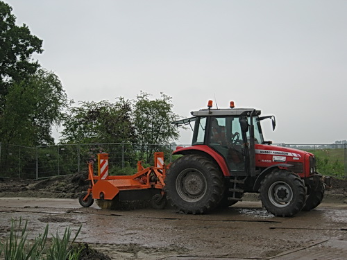 De veegmachine is nog bezig om de rijplaten keurig schoon achter te laten, er wordt netjes gewerkt!