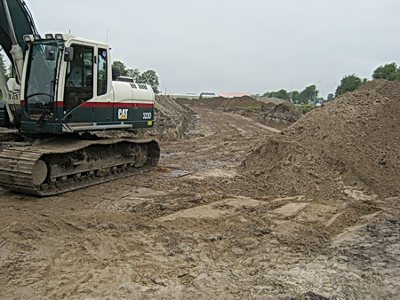 Aan de overkant op het vroegere garageterrein heeft de kraanmachinist net zijn grijper afgesloten en strategisch opgesteld. Die zien we maandag wel weer....