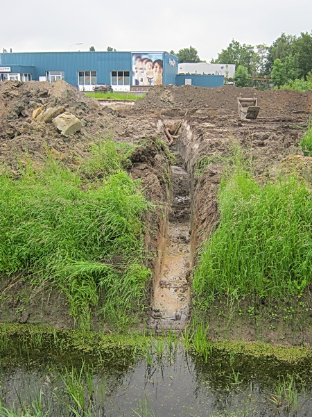 Aan de zijkant, bij de N355, is een forse sleuf gegraven waar een slang in uitmondt... Voorzorg i.v.m. wateroverlast?