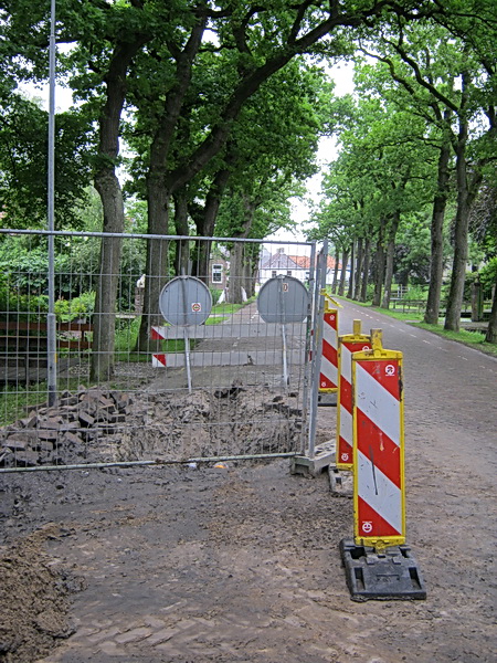Ook in de Langestraat Zuid is alleen de afgeschermde boorput nog een obstakel, niet over het hoofd te zien...