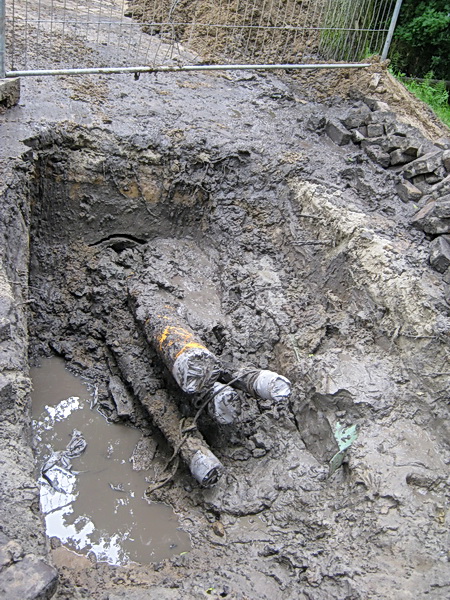 Zijn dit de andere uiteinden van de zwarte slangen en de gele buis? Onder de grond doorgetrokken? Zo'n project heeft boeiende kanten!