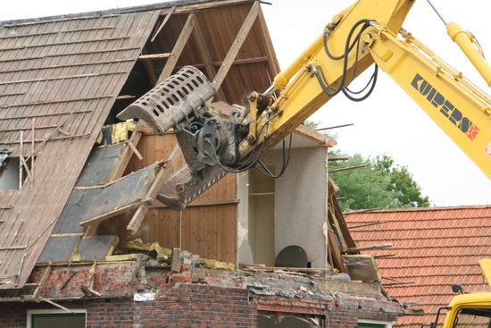 Intrigerend hoe zo'n pand beetje bij beetje "in het niets verdwijnt"....  (De gehavende woning kan nog dienst doen in een film van Paul Verhoeven, moet ie er wel snel bij zijn...)