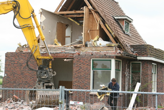 Soms moet er handmatig worden gesorteerd, voordat het wordt bedolven onder een volgende lading sloopmateriaal....