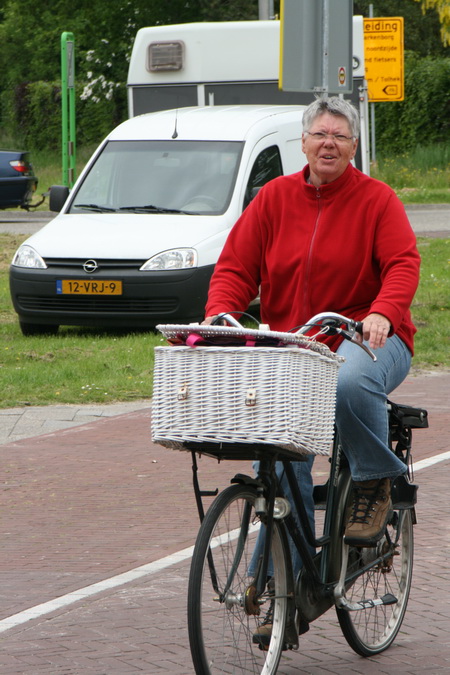 De bezigheden trekken vanzelfsprekend bekijks, menige bekende dorpeling komt even langs, lopend, fietsend, of in de vierwieler. 