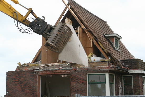 Tegen dit grijpergeweld is geen huis bestand, wanden gaan als bordkarton tegen de vlakte...