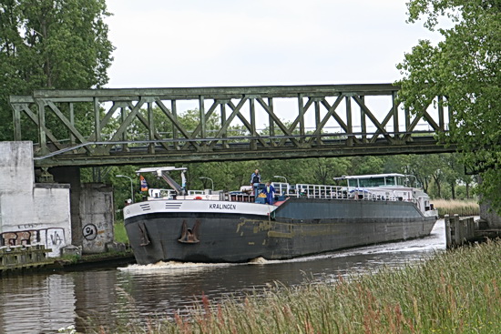 Na de middagpauze wissel ik het foto's maken aan de Langestraat Zuid af met het nemen van een kijkje en vele kiekjes achter de spoorbrug, het gebied van de bochtverruiming. 