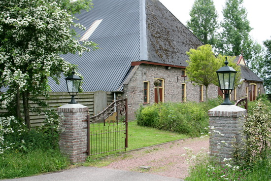 De fotogenieke achterkant van de Mokkenburg-woonboerderij kun je niet zo maar passeren....