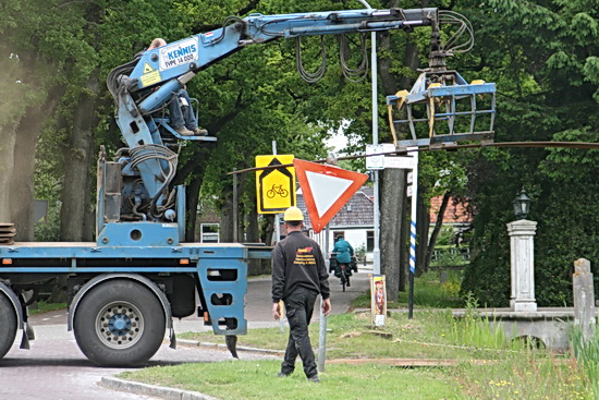 Terwijl de kraanmachinist doorgaat met de sloop van Langestraat 9, worden bij Langestraat 11 rijplaten neergelegd. Het weer kàn omslaan...