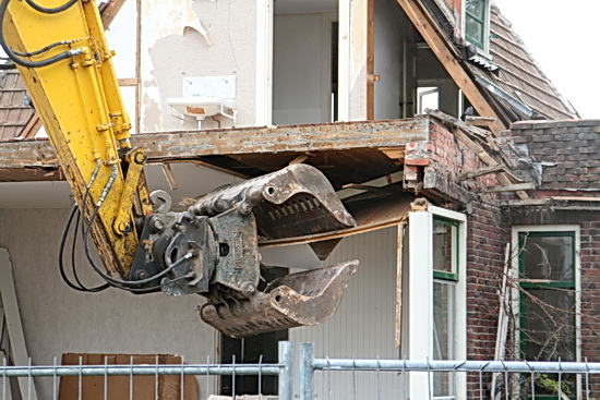De man in de kraan is een ware grijpkunstenaar! Bovendien weet hij met het hapgrage uiteinde ook doeltreffend tikken uit te delen....