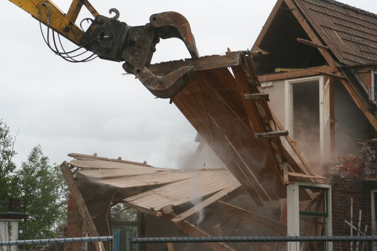 Natuurlijk biedt het woonhuis weerstand, maar tegen de macht van de moderne techniek is het niet opgewassen....