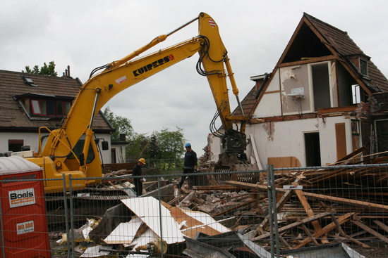 Soms moet er handmatig worden opgeruimd, niet alles is machinaal te doen. En altijd maar weer de vraag: Zitten er verdachte stoffen tussen?