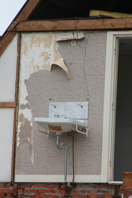 En weer die confronterende wasbak met nieuwe buis eronder.... 