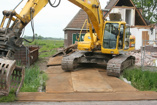 De sloopshow is tijdelijk opgeschort.... De kraankundige heeft nog even wat anders te verhapstukken! 