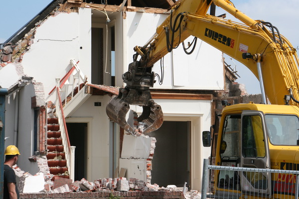 Het is net of het woonhuis langzaam maar zeker wordt 'uitgekleed', het naakte bestaan van wat eens wás...