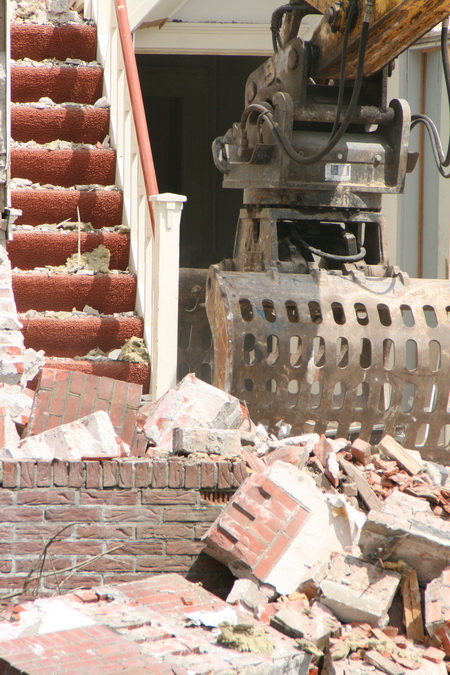 Zo'n plaatje bijvoorbeeld, met de beklede trap: "Wandelend puin, de trap af".... Surrealisme!