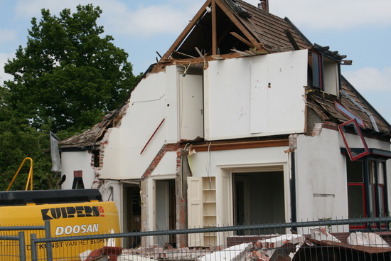 Langestraat 11, verminkt. Het gezicht van het pand is onherkenbaar gemaakt, is geschiedenis geworden...