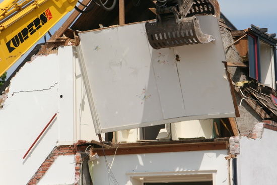 Eigenlijk gaat het veel te gemakkelijk, eigenlijk zou slopen ook nog een HANDwerk moeten zijn.... Zouden we ons misschien toch nog vaker bedenken voor we een sloopbedrijf inschakelen. 