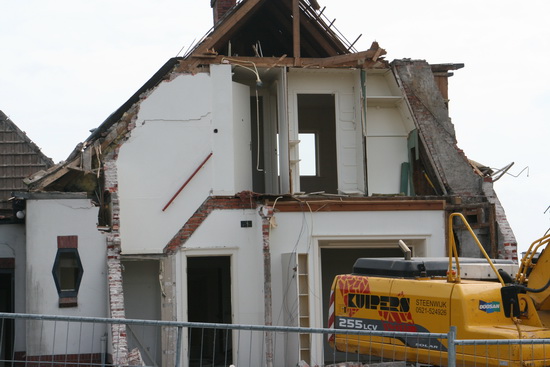 Woensdagmorgen, het huis gehalveerd, je kunt niet meer via de trap naar boven.... Langestraat 11 lijdt!