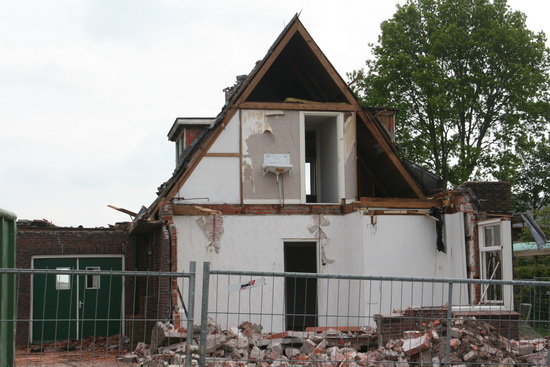 Langestraat 9 staat er nog steeds beteuterd bij, aangeslagen, wachtend op de definitieve nekslag....