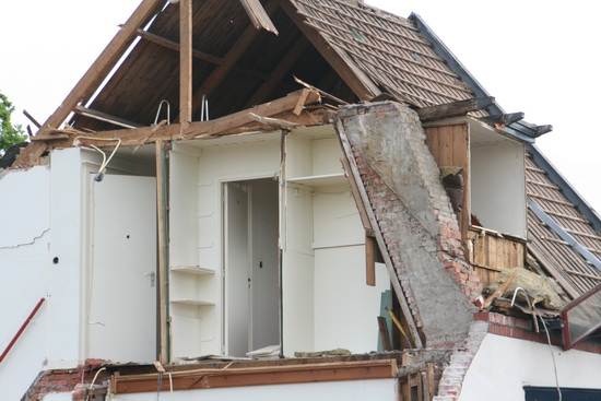 De gehavende bovenverdieping van Langestraat 11. De boekenplanken zitten er gedeeltelijk nog, de boeken zijn gelukkig tijdig in veiligheid gebracht...