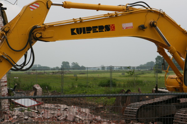 De kraanarm als ereboog voor het achterliggende landschap waar binnen afzienbare tijd het doorgaande verkeer weer bovengronds komt, vanuit de tunnel onder deze plek. Gek gevoel, dat je op een plaats staat waar 'straks' auto's, bussen, motoren onder door rijden....