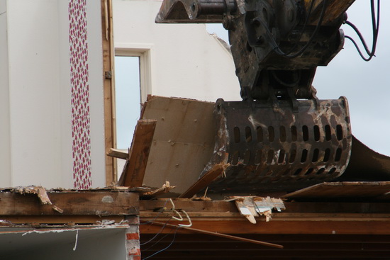 Hier schuift de 'onderkaak'  onder een laag van de bovenetage...