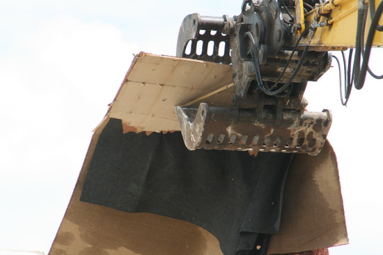 En vervolgens wordt het losgepulkte vloerdeel 'vliegend' afgevoerd.... 