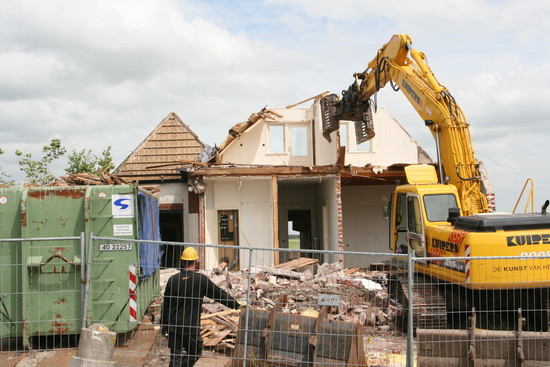 Onder het wakend oog van de geelgehelmde BORKer wordt de rest van de etage ontmanteld.