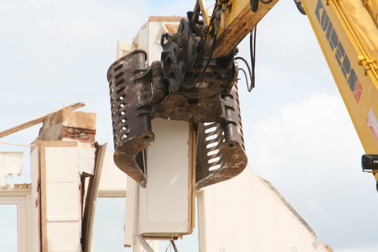 De schoorsteen, voor jonge kinderen een heilige plek in huis, wordt achteloos van zijn plaats getild....