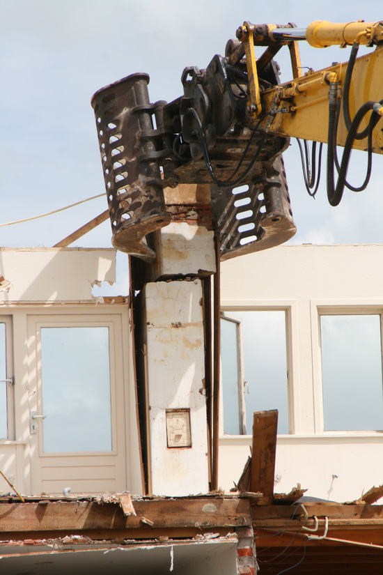 Het onderste deel, met het deurtje (controlemogelijkheid i.v.m. vastzittende Zwarte Pieten....) wordt eveneens losgewrikt....