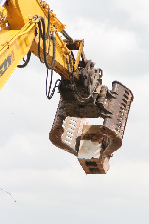 Fascinerend gezicht, net een roofvogel met de prooi in zijn snavel....