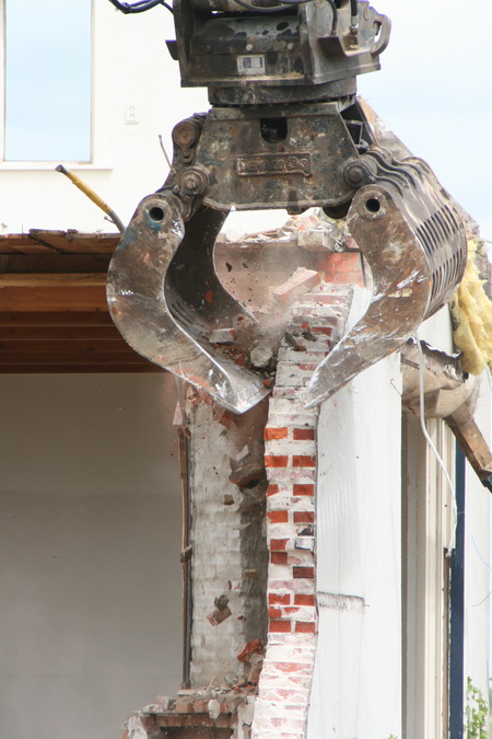 Zo werkt dat, heel fijnzinnig, niks beuken met de slopershamer. Het muurrestant wordt opzij getikt....