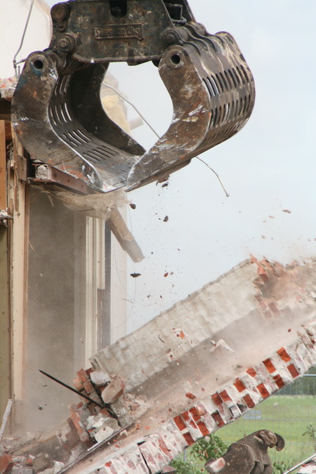 Daar gaat 't, wordt later vermalen tot ondergrondmateriaal voor nieuwe wegen.