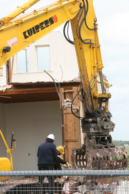 Toch blijkbaar iets aangetroffen dat nadere inspectie behoeft. Even overleggen en nauwkeurig bekijken....