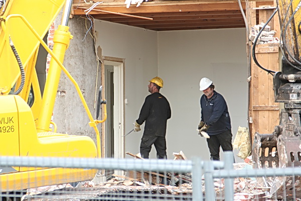 De Borkwerknemers inspecteren een laatste keer grondig, voordat.... 