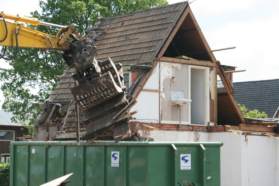 De container leek vol, maar de kraankracht weet nieuwe ruimte te creëren... Er kan nog meer bij!