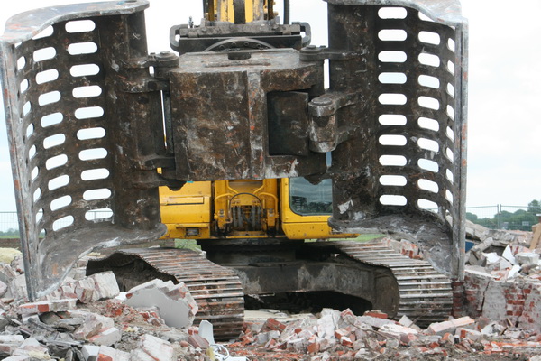 Binnen het hekwerk ziet zo'n grijpgrage grijper er nog gretiger uit....