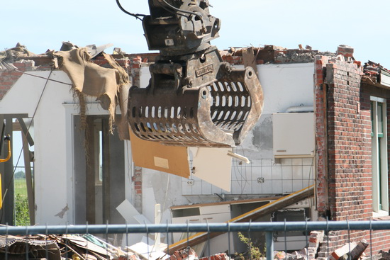 In hoog tempo wordt het achterhuis afgebroken. De kastjes? Ze zijn weg voordat je er erg in hebt....