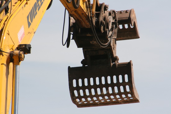 Een te slopen huis krijgt flink voor zijn billen, als deze machtige grijpkaken het willen....